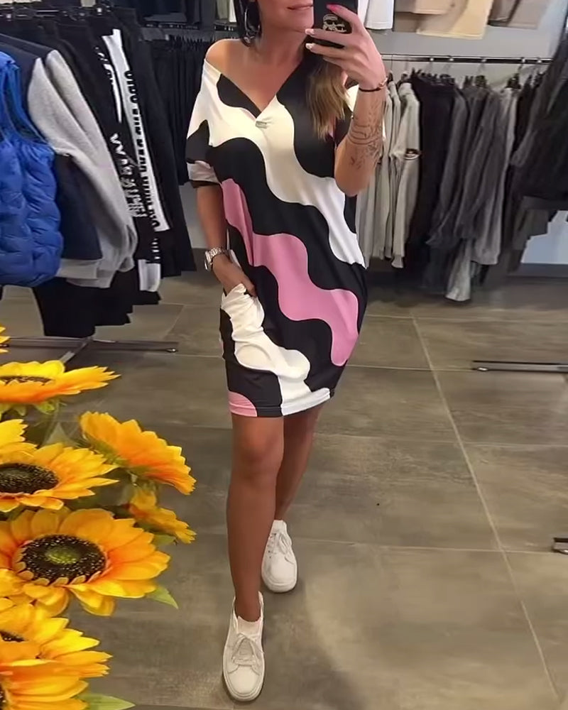 V-nyakú, hullámmintás ruha