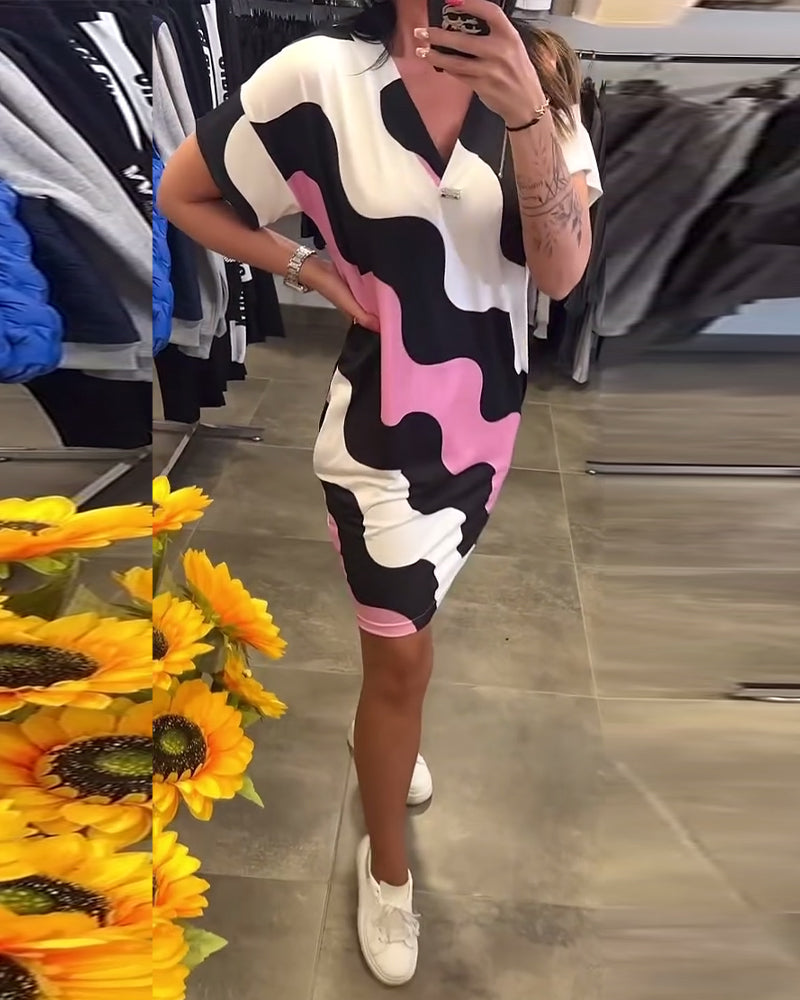 V-nyakú, hullámmintás ruha