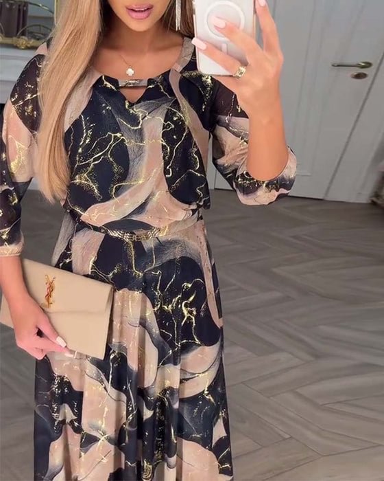 Elegáns sifon ruha nyomtatott mintával és háromnegyedes ujjakkal