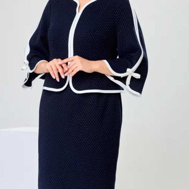 Elegáns felső masnival és hátul hasított szoknyával