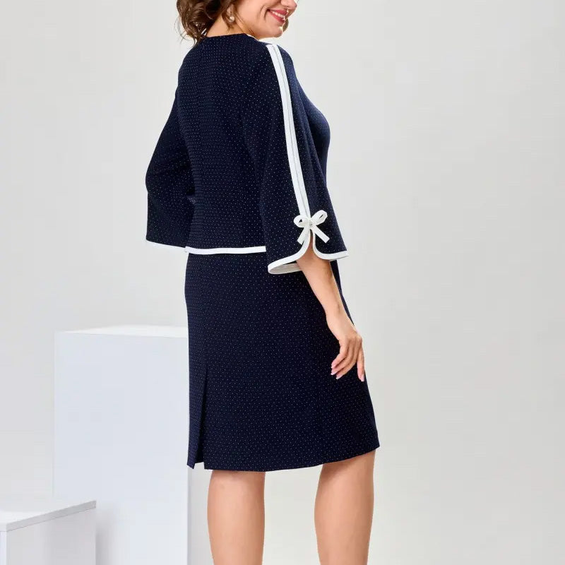 Elegáns felső masnival és hátul hasított szoknyával