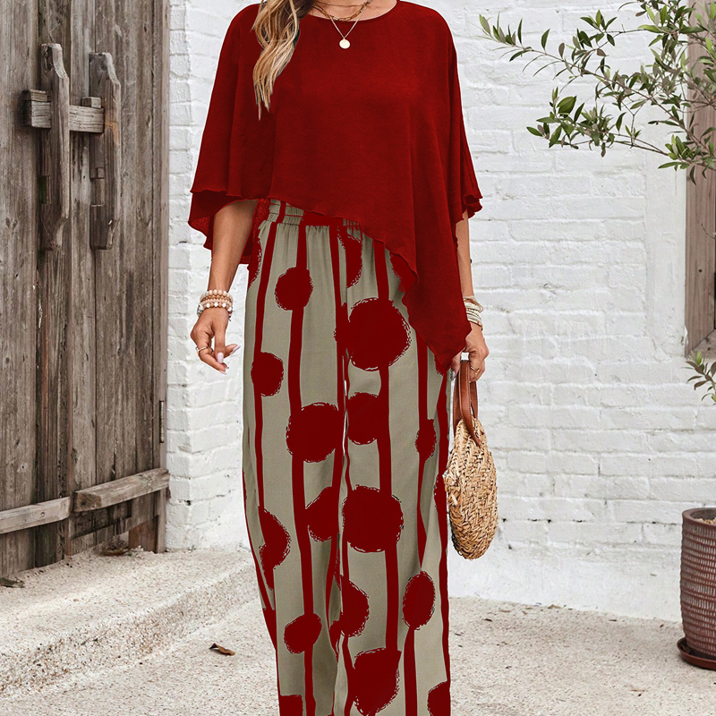 Elegáns szett háromnegyedes ujjú felsővel és mintás nadrággal