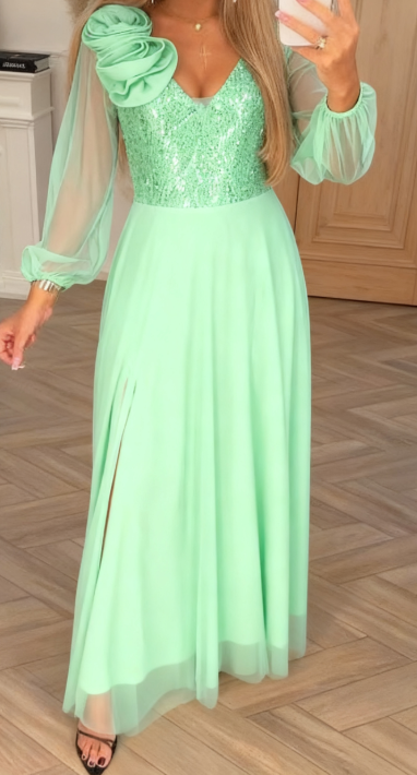 Csipke ujjú, flitterekkel és virágdíszekkel díszített ruha.