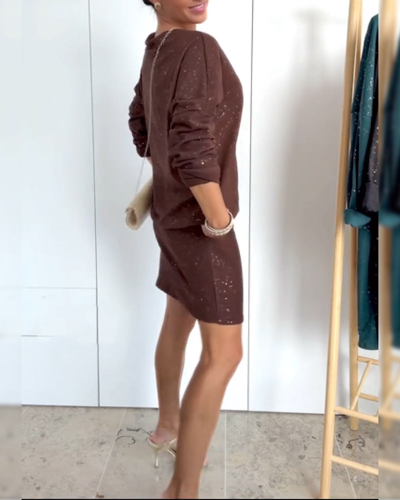 Kerek nyakkivágású és finom brokáttal ellátott ruha