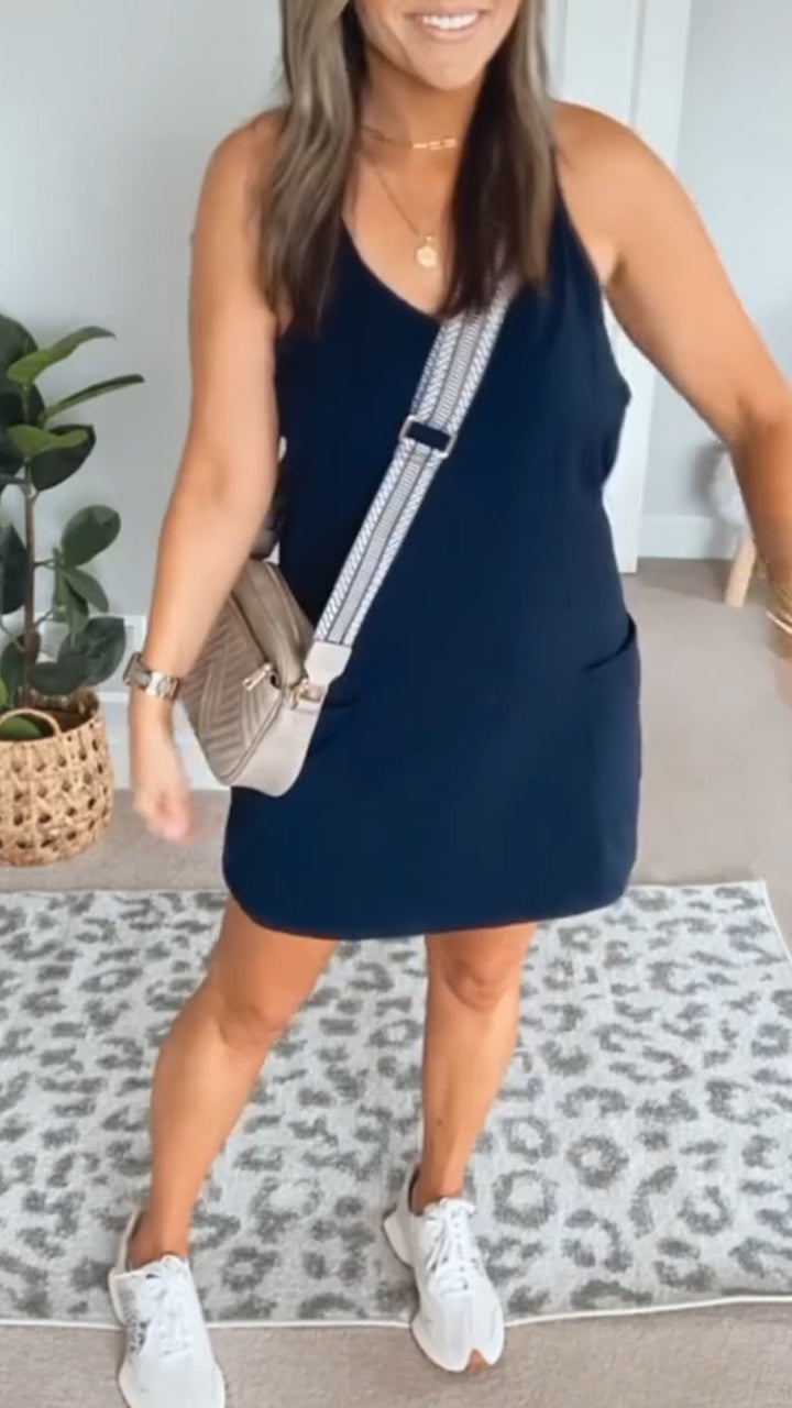 Női lezser ruha U-nyakkal és egyszínű kivágásokkal