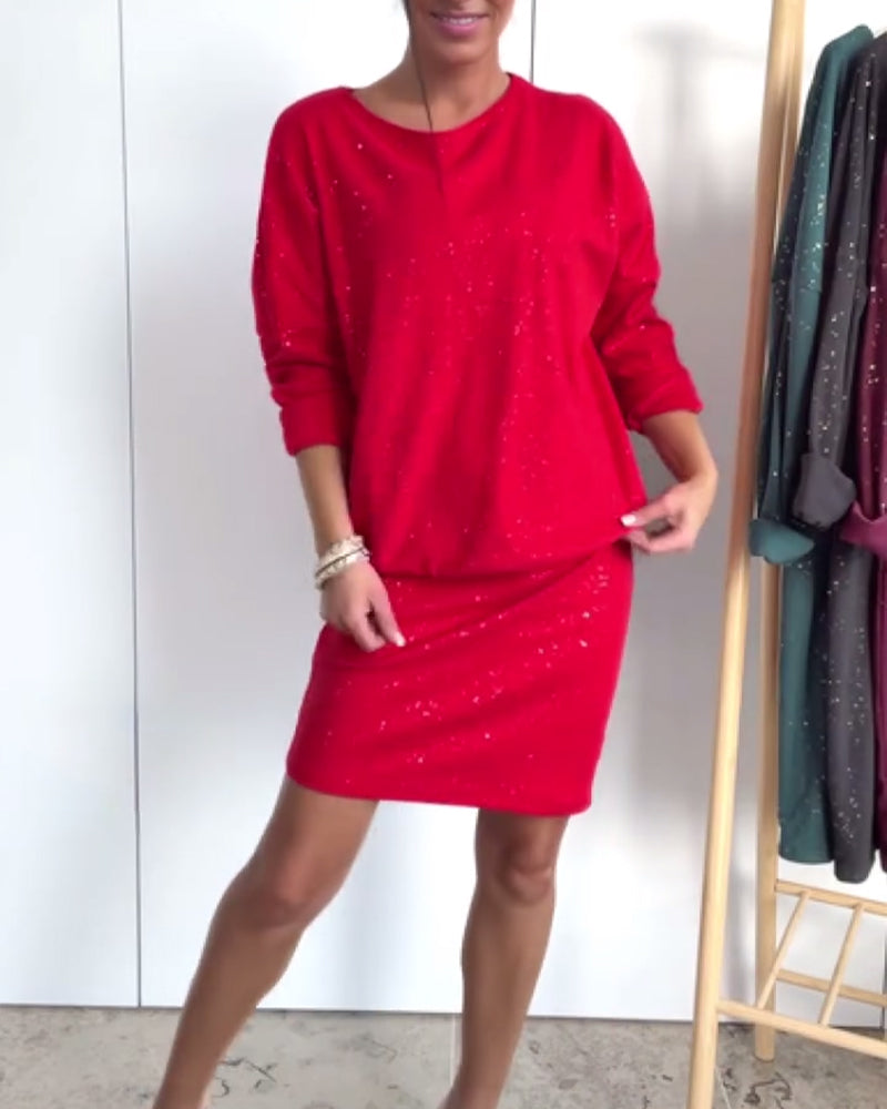 Kerek nyakkivágású és finom brokáttal ellátott ruha