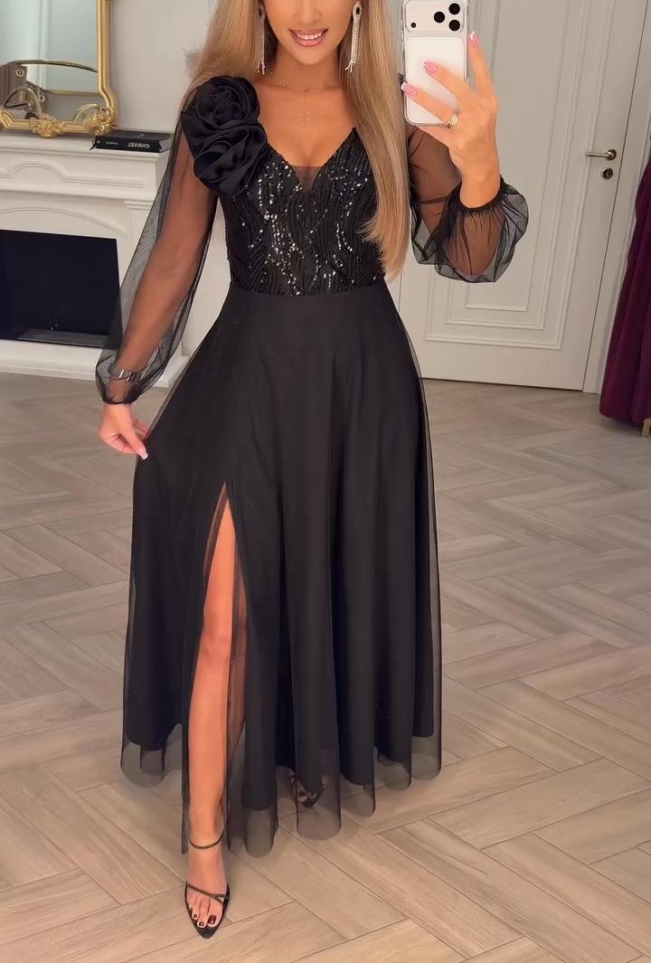 Csipke ujjú, flitterekkel és virágdíszekkel díszített ruha.