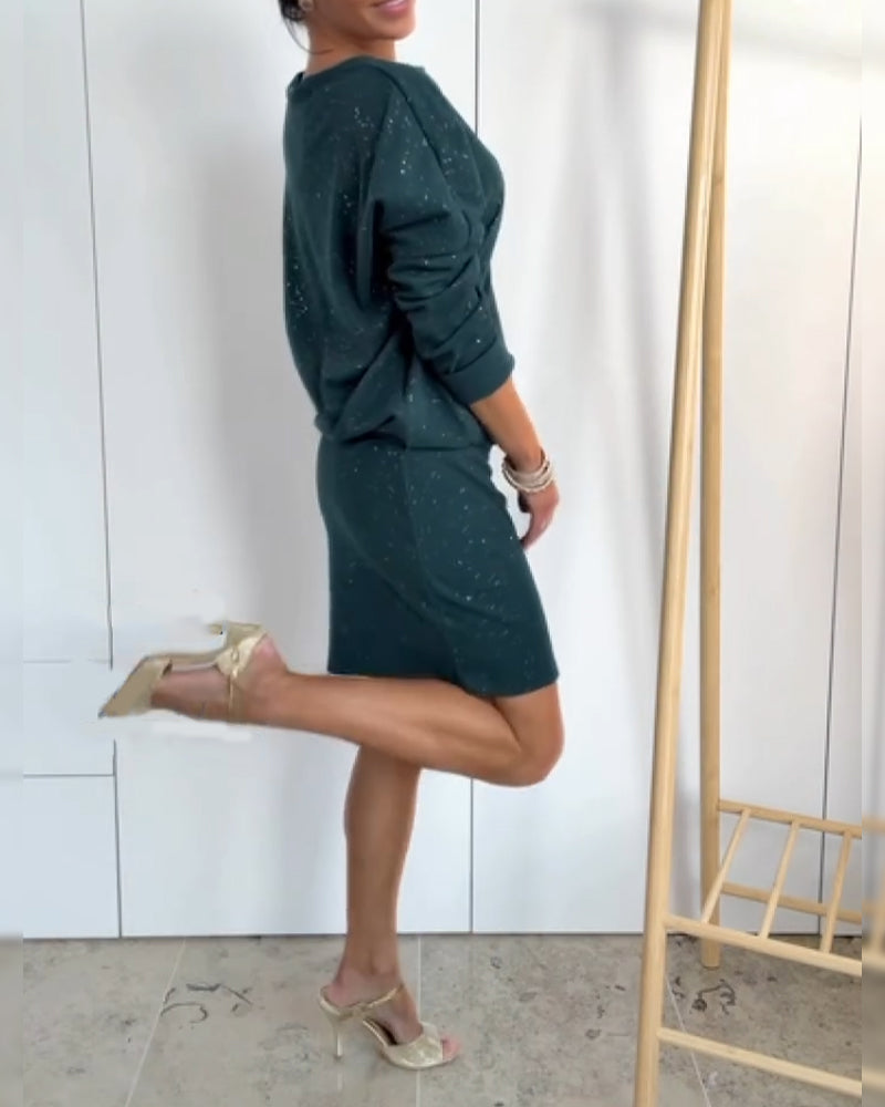 Kerek nyakkivágású és finom brokáttal ellátott ruha