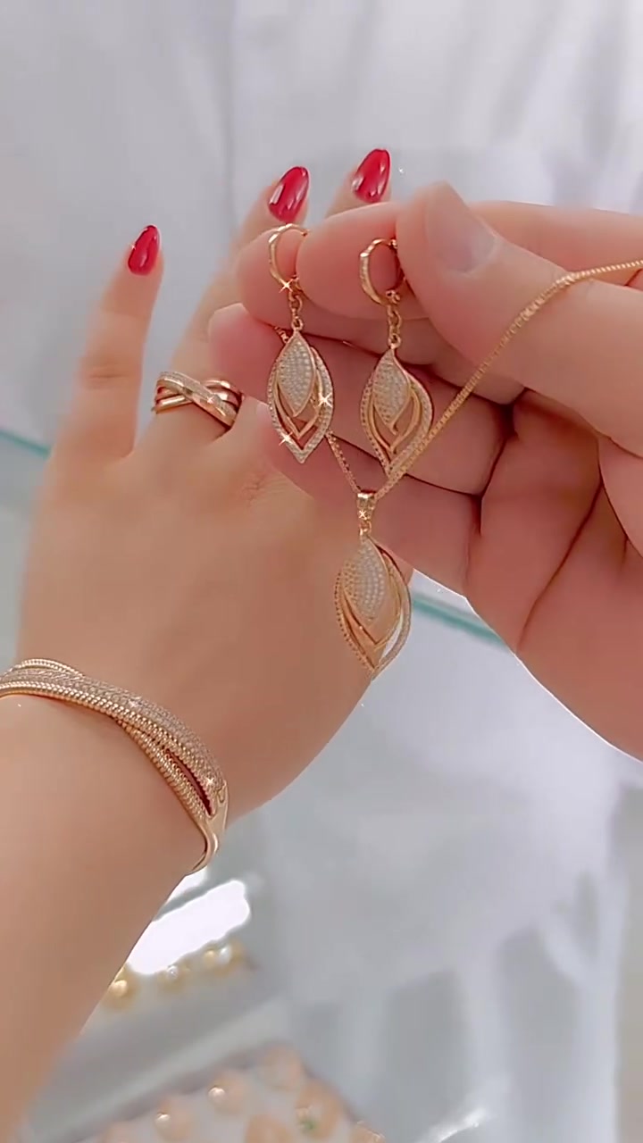 Egy stílusos és sokoldalú szett, amely három darabból áll: egy karkötőből, egy gyűrűből és egy nyakláncból.