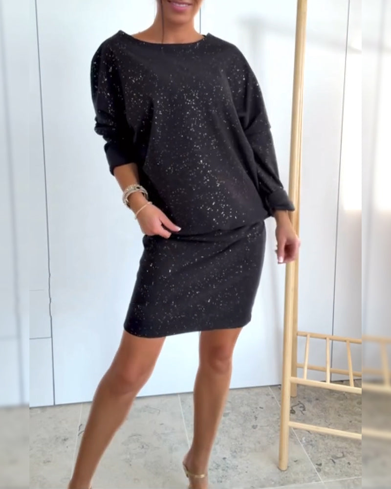 Kerek nyakkivágású és finom brokáttal ellátott ruha