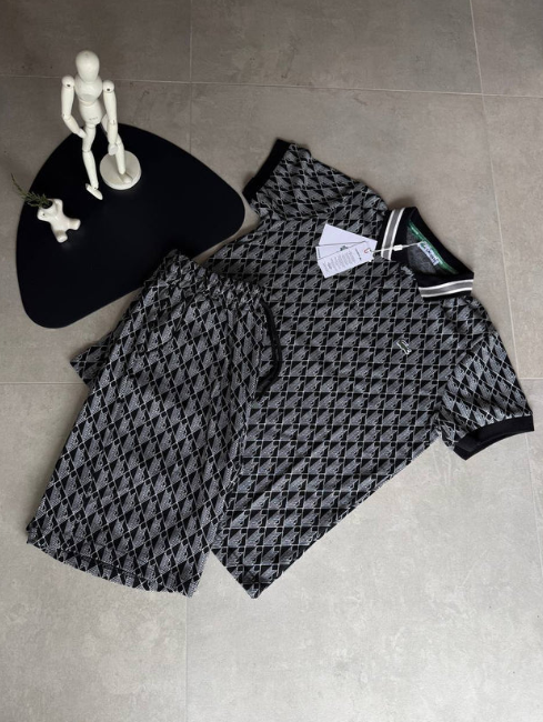 Divatos és sokoldalú, rövid ujjú lezser öltöny