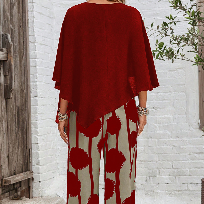 Elegáns szett háromnegyedes ujjú felsővel és mintás nadrággal