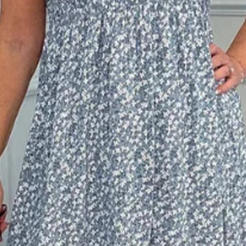 Elegáns női virágmintás ruha magas derekú és fodros ujjal.