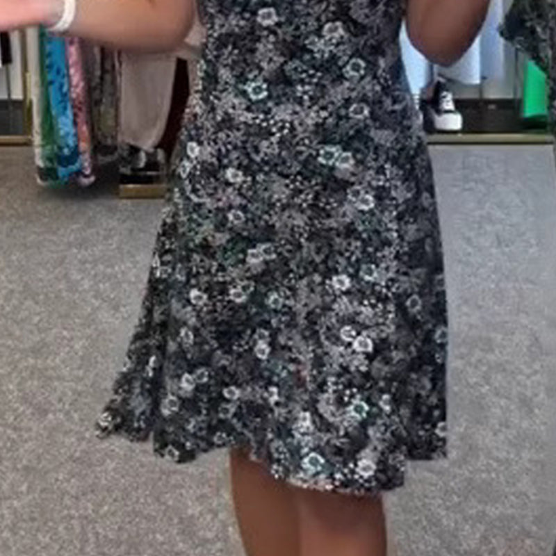 Női lezser ruha virágmintával a nyak körül