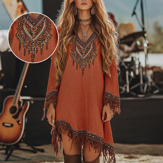 Női ruha rojtokkal és retró mintával